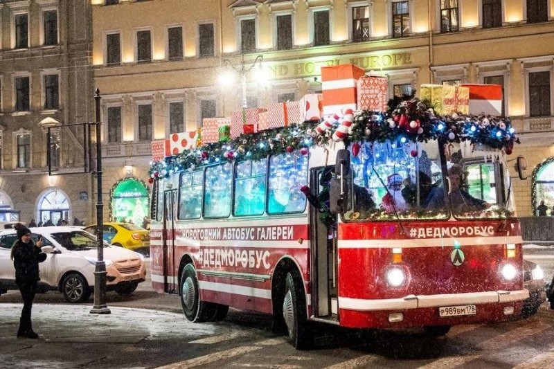 На улицы Петербурга вышел новогодний «ДедМоробус»