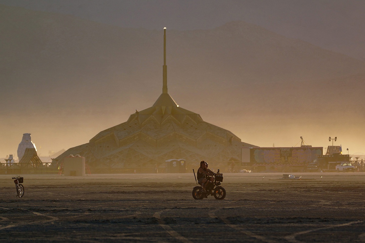 На дне высохшего озера в Неваде проходит знаменитый фестиваль Burning Man